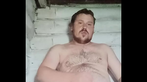 Передёрнул член прямо в бане 