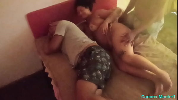 Traindo Marido Ele Na Cama thumbnail