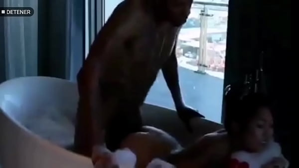 Chica asiáticaen bañera alguien sabesu numbre