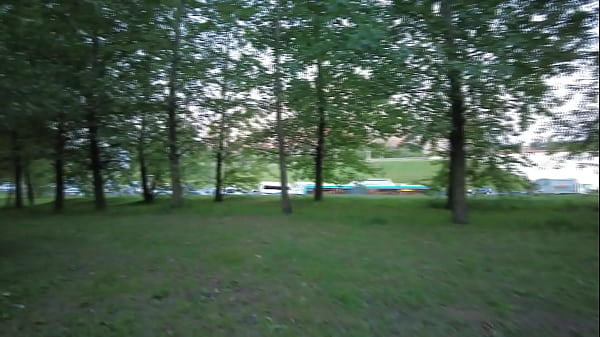 Play MP4 - MILF shows off her skills in the park