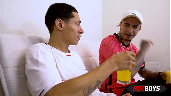 Play MP4 - Maloqueiro mamando o piroc&atilde;o do amigo novinho