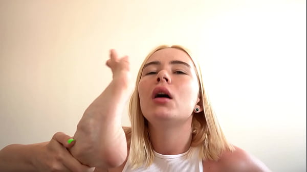 Play MP4 - Hot blonde sweetly sucks her smooth feet