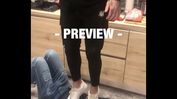 Trampling aggressive with 86 kg on the slave in afos