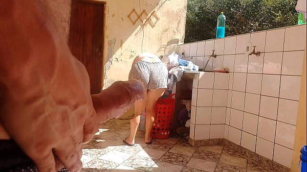 Peguei_minha enteada lavando roupa de shortinhofiquei_com tesão e gostei da bucetinhasuper gostosa dela