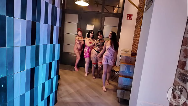 Nonton Four Girls Dancing Shaking Ass Twerk Spanking In Fishnet 4k thumbnail