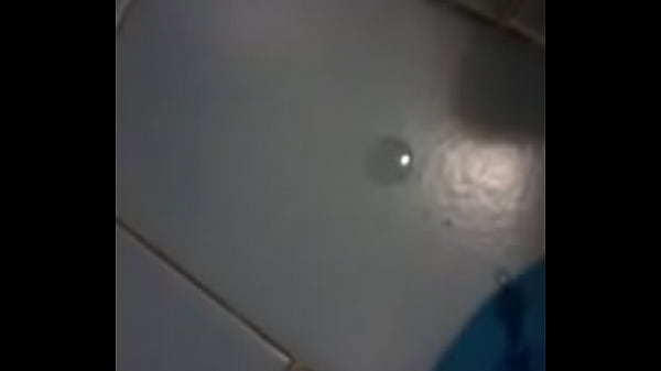 Una pajaen un baño cualquiera_Disfrutaimaginando que_te bañocon mi_leche
