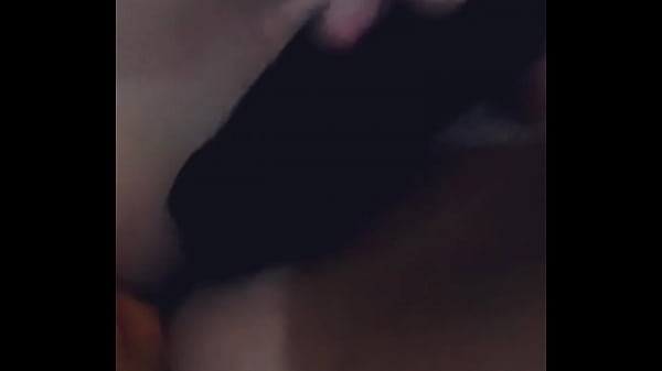 Jugando un poco con mi negrito noche solita me hago un cari&ntilde;o 