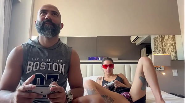 Jogando videogame com o meu namorado, ele socou o controle na minha buceta e meteu no meu cuzinho 