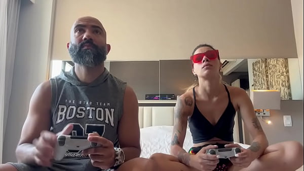 Nonton Jogando Videogame O Meu Namorado, Ele Socou O Controle Na Minha Buceta E Meteu No Meu Cuzinho thumbnail