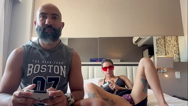 Play MP4 - Jogando videogame com o meu namorado&comma; ele socou o controle na minha buceta e meteu no meu cuzinho