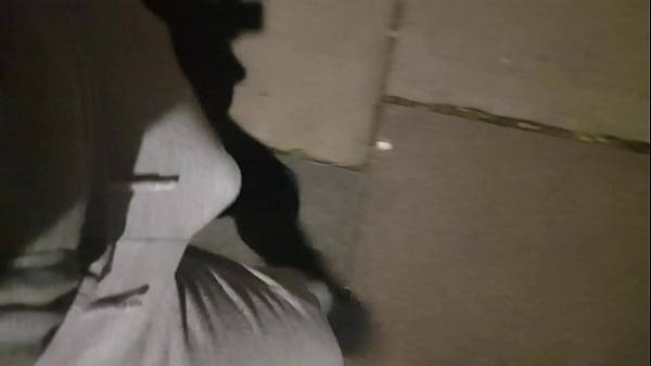 Play MP4 - Freeballing&excl; Camminando in strada con la tuta senza le mutande