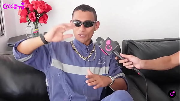 Nonton Llega A Fumigar A Muchas Casas Diariamente Y Ve Como Pasan Trabajo Las Muchachas. thumbnail