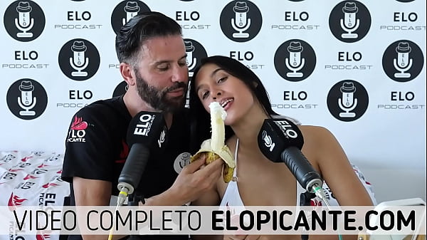 Jovencita colombiana chupa la banana de elo podcast