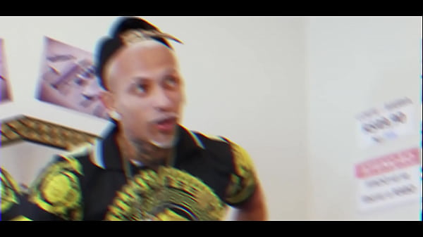 Play MP4 - Tatuado pirocudo comendo o amigo