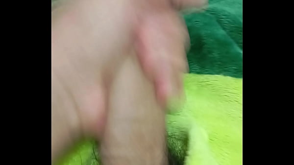 Chico con traje de dinosaurio se masturba