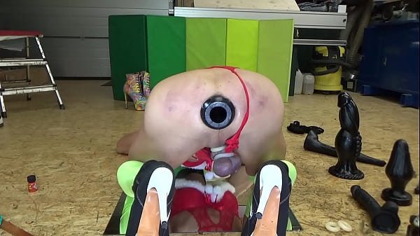 Extremeslut66 spielt mit einem Tunnel-Plug 