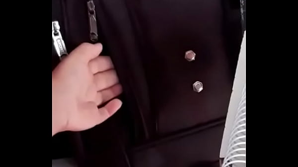 Muleque gostoso fazendo fisting na mochila