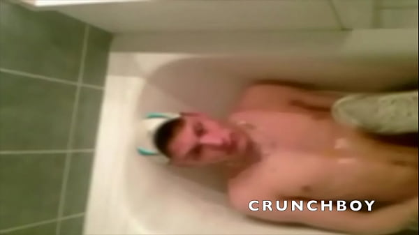 Un Mec Sneaker Se Pisse Dessus Et Sniff Ses Sneakerds thumbnail