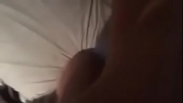 Un jeune mec d&eacute;fonce son fion pour de l'argent 