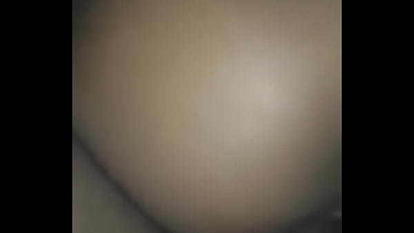 Elle jongleavec labite demon comme un jouet