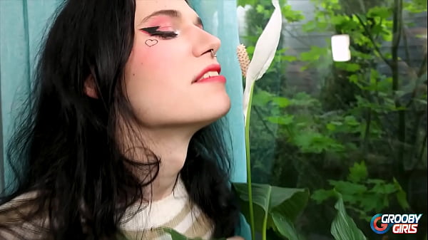 Play MP4 - GROOBYGIRLS&colon; Willow Enjoys Her Toy