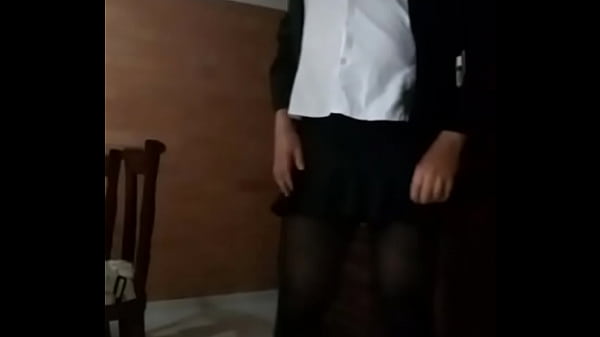 Crossdresser latina Liseth modela en vestido sexy, mostrando sus piernas y pene
