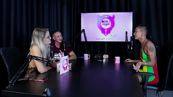 Come&ccedil;ou vendendo packs, desde cedo gostava de exibir o corpo, se identifica como Pansexual e quando teve que dominar... - Caroleta Roots & Bruna Carlos (SHEER/RED) 