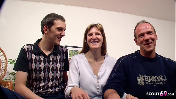 Extrem D&uuml;nne Hausfrau Fickt Mit Ihrem Ehemann Und Fremden Typen Im Ersten Dreier thumbnail