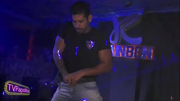 Gogoboy Felipe Le&atilde;o mostra toda ousadia no PapoMix 