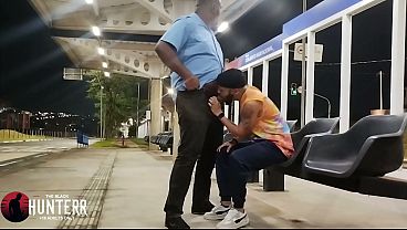 Pegaç_ã_o no ponto de ô_nibus com motorista