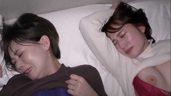 Play MP4 - 乃木＆欅&excl;46人気卒メン激似美女2人組を奇跡コラボ捕獲＊ダブルM字ディルド挿入から口内発射＆ナマ中出し