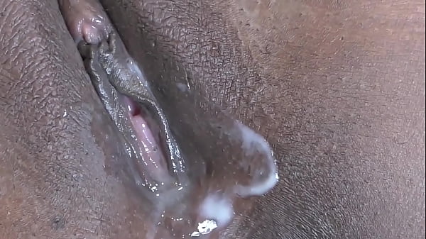 Play MP4 - Chocolate shaved pussy fucked and filled with hot cum