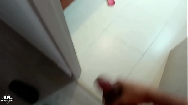 Play MP4 - Esta vez mi compa&ntilde;era de cuarto me espero con muy poca ropa y en mi cama&comma; la muy cachonda no se quizo subir a la cama&comma; si no en mi polla - Historia completa