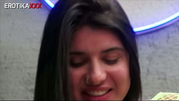 Gatinha ga&uacute;cha Yasmin Muller sorrindo e fazendo anal - Trecho do filme Gang Bang EROTIKAXXX - Completo no RED 