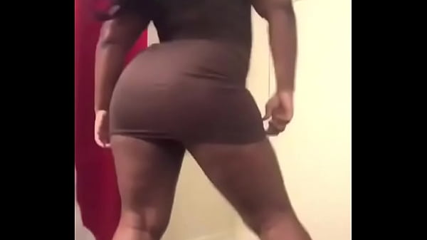 Ebony twerk for Juggler in dress ass out