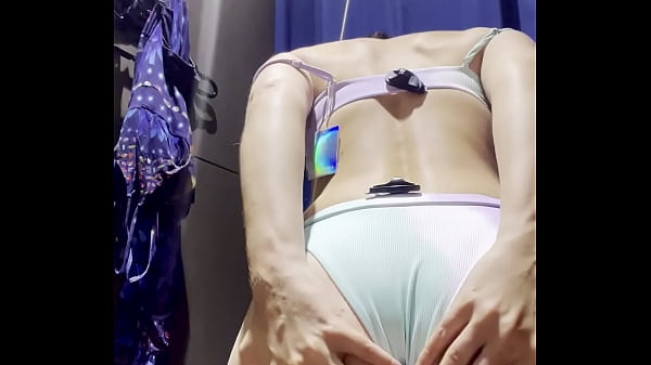 Cámara_oculta en un probador de un gran_almacén