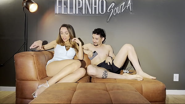 N&atilde;o aguentei e gozei gostoso com o meu primo antes da minha tia chegar 