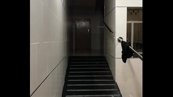 Pareja en la calle cogiendo en las escaleras 