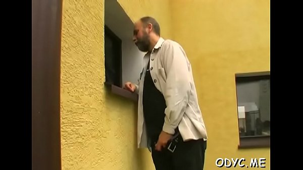 Hottie gives a steamy oral pleasure 