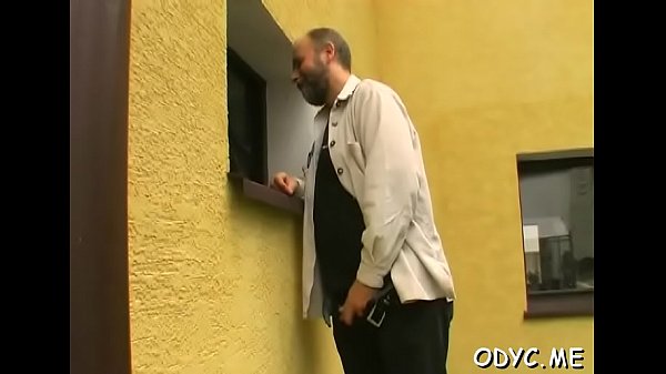 Hottie gives a steamy oralpleasure