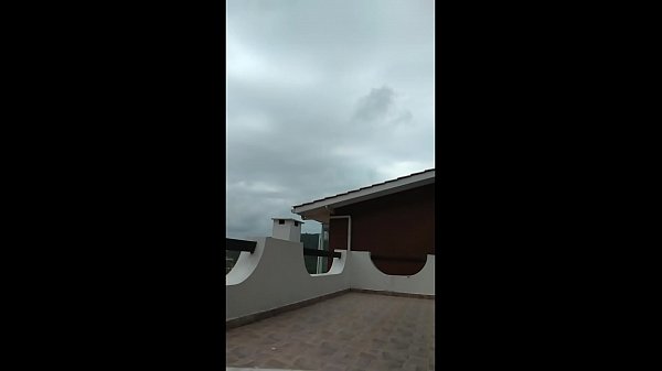 Eu e a Lunna vaz fomos na varanda da casa onde estava tendo uma festa e transamos gostoso (e a festa_rolando)