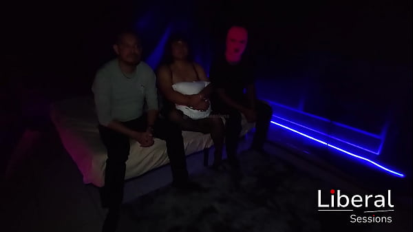 chica unicornio bbw debuta en tr&iacuteo amateur con desconocidos