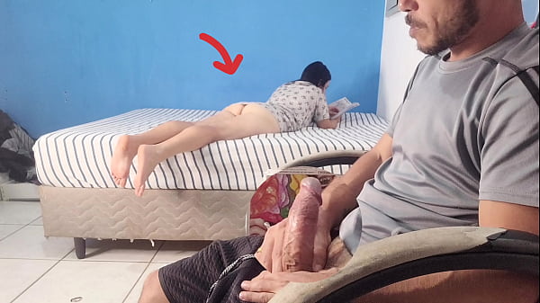 O Padrasto Ficou Chocado E De Pau Ereto O Que A Enteada Fez A Bunda Enquanto Esposa Estava Fora thumbnail