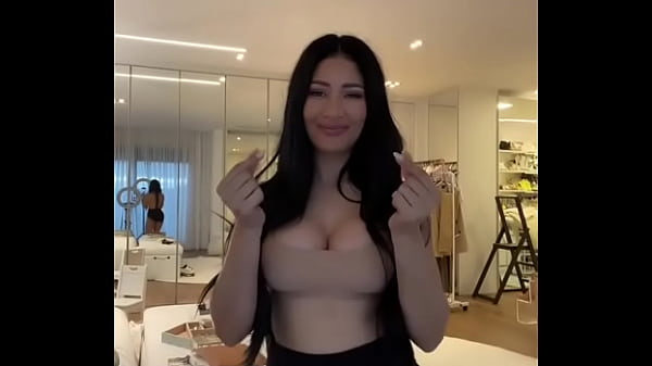 Simaria gostosa rebolando shortinho