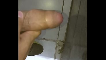 Punheta gostosa do corninho no banheiro