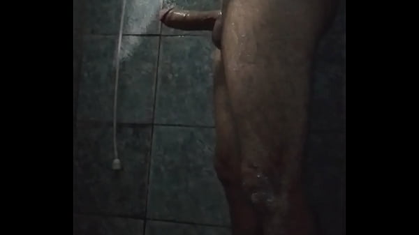 PIROCUDO Tomando banho se raspando e fazendo Xixi e gozando