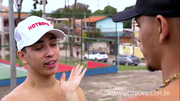 Amigos comendo o c&uacute; do novinho safado 