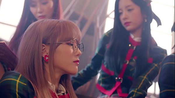 Nonton Cosmic Girls (save Me, Save U) thumbnail