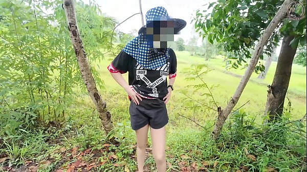 Play MP4 - สาวไทยเดินเล่นโชว์หีริมทาง เสียงไทยชัด