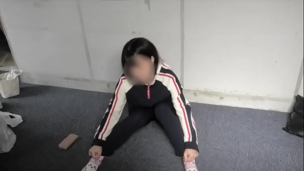 普段はおか◯さんが家にいるからオナニーできないけど、誰もいない倉庫を見つけてこそこそとオナニーするかわいジャージ姿のマネージャー。